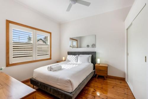 Una cama o camas en una habitación de Cosy and Private Escape in the Bay