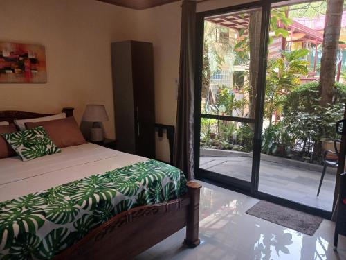 Postel nebo postele na pokoji v ubytování Coyaba Tropical Elegant Adult Guesthouse