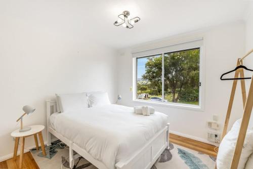 Postel nebo postele na pokoji v ubytování Modern Coastal Escape in Triabunna