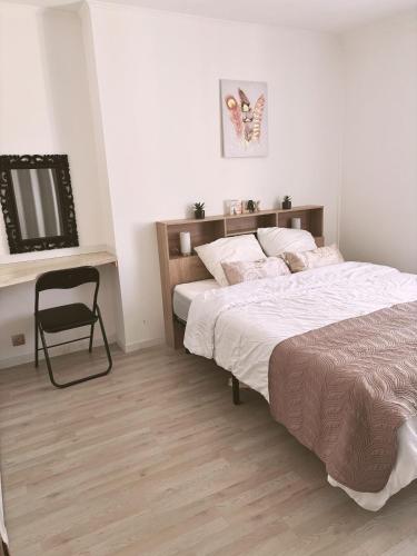 - une chambre avec 2 lits et une chaise dans l'établissement Maison au cœur du village - Cocon de Provence, à Puget-sur Argens
