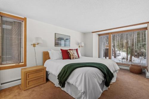 Stratton AcresMountain Haven for Families w Deck - Shuttle - Views的一间卧室，配有一张大床和一扇窗户。