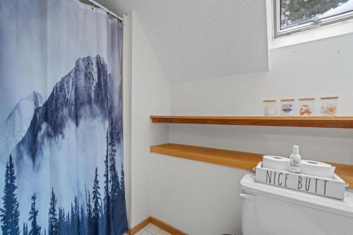 Stratton AcresMountain Haven for Families w Deck - Shuttle - Views的浴室里有马桶，还配有漂亮的灌木丛图案浴帘。