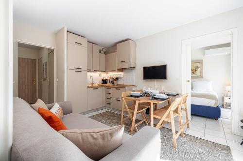 un salon avec un canapé et une table dans l'établissement RIVIERA PRESTIGE - Appartement calme à 50m de la plage avec terrasse et parking, à Roquebrune-Cap-Martin