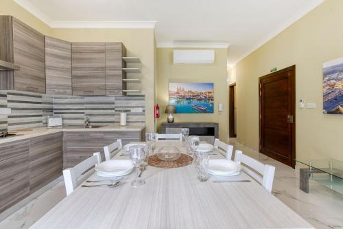 jadalnia ze stołem i krzesłami oraz kuchnia w obiekcie Seaview,beautiful 3br Apt 3 w mieście Marsaskala