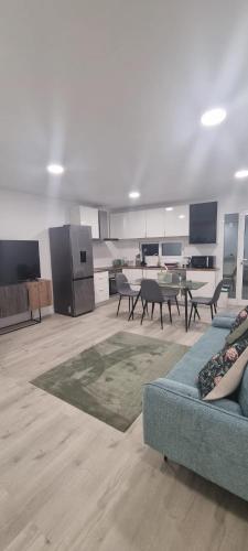 Televisyen dan/atau pusat hiburan di Charming little house
