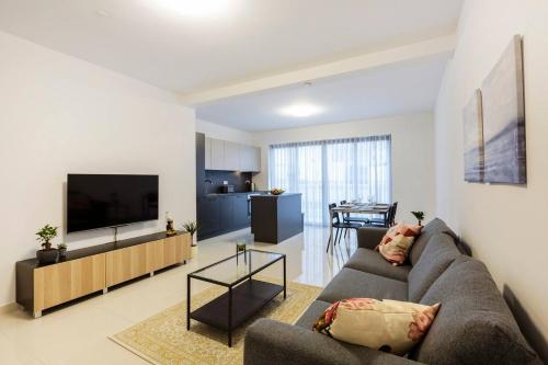 Una televisión o centro de entretenimiento en Beautiful Modern Central 2br Apt