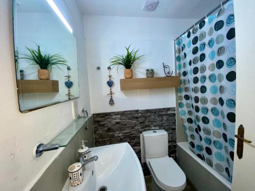 Bilik mandi di Seaside Two Bedroom Cosy Townhouse in Tourist Area