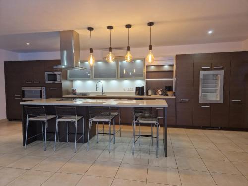 Photo de la galerie de l'établissement Maison Suites Parentales Piscine Clim, à Entraigues-sur-la-Sorgue