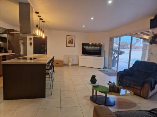 Photo de la galerie de l'établissement Maison Suites Parentales Piscine Clim, à Entraigues-sur-la-Sorgue