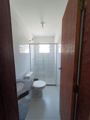 un baño con inodoro y lavabo en Pousada Estrela Mares Suíte 210, en Cabo Frío