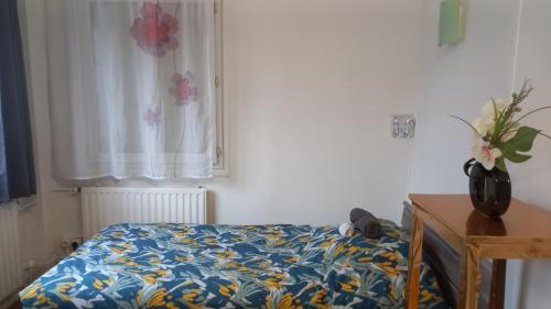 une chambre avec un lit et une fenêtre dans l'établissement REF 01 studio BAGNEUX 5 minutes à pied métro BARBARA ligne 4, à Bagneux