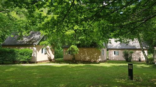a house with a large yard in front of it at Village 17 gites, Piscine, Restaurant , 2 gites avec SPA, 3km de Conques in Conques