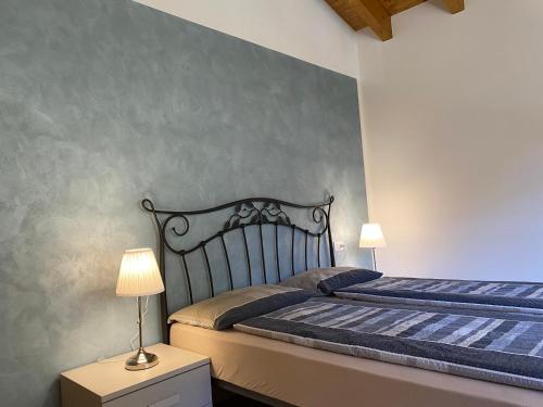 a bedroom with a bed with a gray wall at Villa Carlotta in Crone