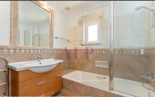 Ένα μπάνιο στο 4 bed 4 bathroom villa Quinta da Boavista