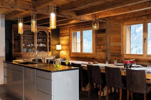 une cuisine avec une grande table et une salle à manger dans l'établissement Bois Alpage, à La Chapelle-dʼAbondance