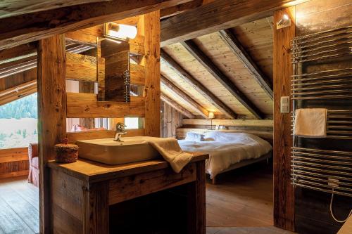 La salle de bains est pourvue d'un lavabo et d'un lit dans la chambre. dans l'établissement Bois Alpage, à La Chapelle-dʼAbondance