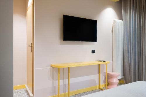 A television and/or entertainment centre at Hotel Chery
