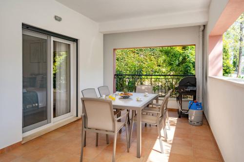 Modern and Spacious Holiday Apartment, Cabanas