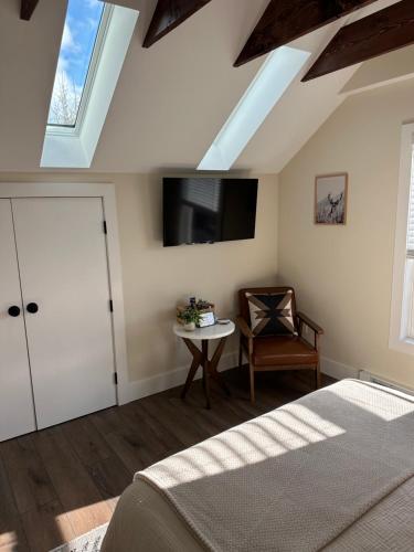 a bedroom with a bed and a table and a window at The Innwoods - Studio Apartment 2 in Tannersville