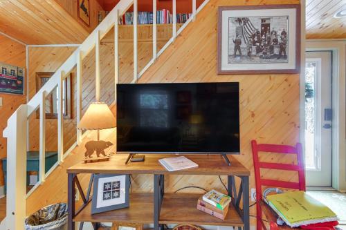 TV/Unterhaltungsangebot in der Unterkunft Steps to Lake, 2 Mi to Slopes Cozy Okemo Cabin