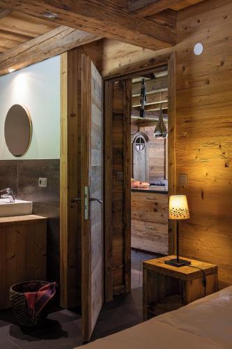 La salle de bains est pourvue d'un lit, d'un lavabo et d'une lampe. dans l'établissement Bois Mazot, à La Chapelle-dʼAbondance