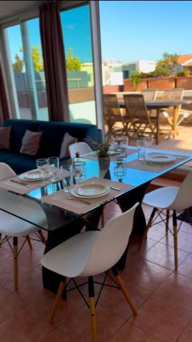 une table de salle à manger avec des assiettes et des verres dessus dans l'établissement Penthouse - Jacuzzi - Terrace - Parking - 2 pools, à Antibes