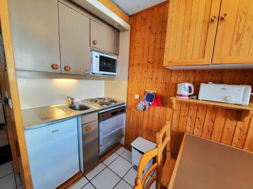 a small kitchen with a sink and a stove at Studio cabine 4 pers, balcon, proximité télécabine, Preyerand - FR-1-452-320 in Les Menuires