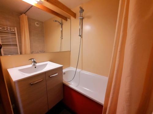 a bathroom with a sink and a bath tub at Studio cabine 4 pers, balcon, proximité télécabine, Preyerand - FR-1-452-320 in Les Menuires