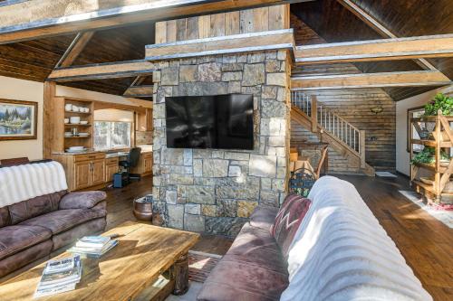 Χώρος καθιστικού στο Wyoming Cabin with Hot Tub and Mountain-View Deck