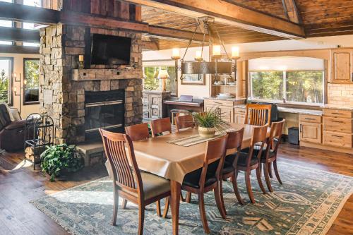 Χώρος καθιστικού στο Wyoming Cabin with Hot Tub and Mountain-View Deck