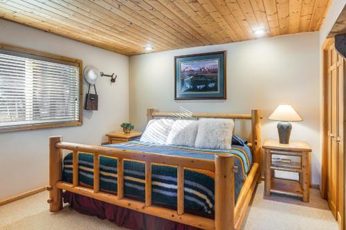 Ένα ή περισσότερα κρεβάτια σε δωμάτιο στο Wyoming Cabin with Hot Tub and Mountain-View Deck