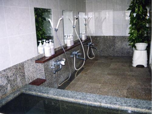 y baño con 2 cabezales de ducha y bañera. en Pension Surf Rider en Nishiizu