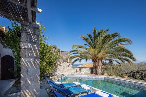 Bassein majutusasutuses Villa Delfi with private pool või selle lähedal