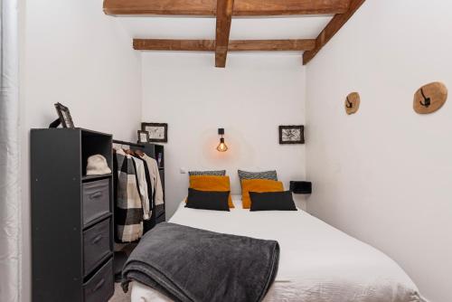 une chambre avec un lit et une commode dans l'établissement Le cocooning, à Lannion
