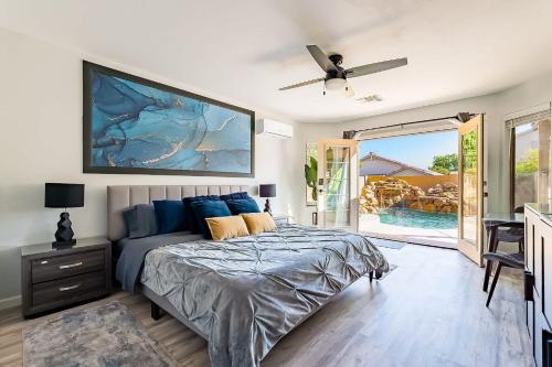 埃文代尔Cozy 1BR Guest Suite with Pool Near Westgate的带床和吊扇的卧室