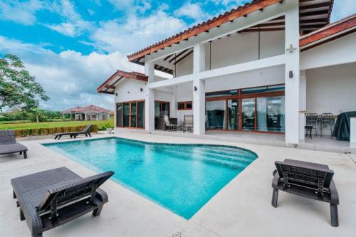 une image d'une villa avec piscine dans l'établissement Casa Calma, à La Garita