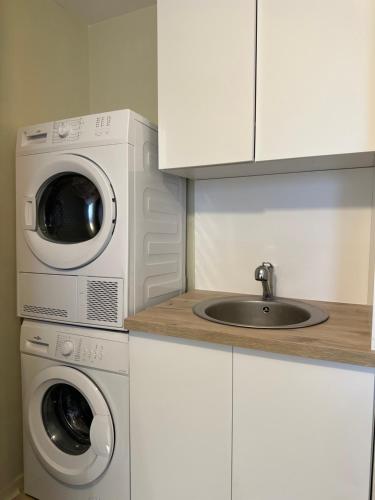 a kitchen with two washing machines and a sink at Chambre privée "Nuage du matin" - Cuisine partagée in Amiens