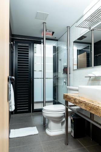a bathroom with a toilet and a sink at Hotel Foresto 365 in Cali