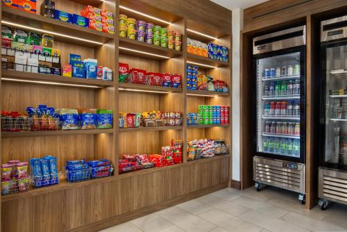 Supermarket nebo jiné obchody v  hotelu nebo okolí