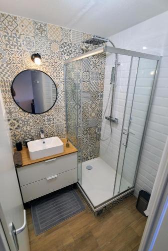 une salle de bain avec une douche, un lavabo et un miroir dans l'établissement 