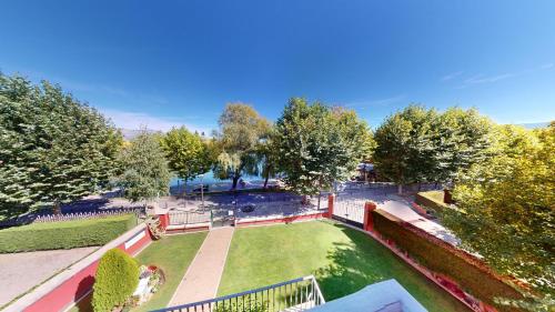 an overhead view of a park with trees and grass at Apartaments Boutique la Torreta del Llac in Puigcerdà