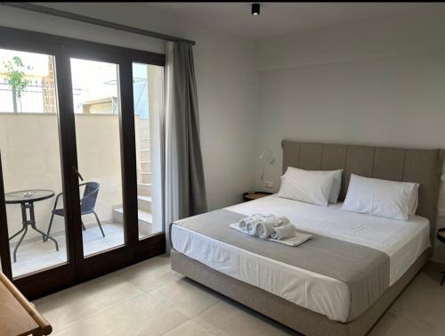 Ein Bett oder Betten in einem Zimmer der Unterkunft La Mer Luxury Apartments Ierissos