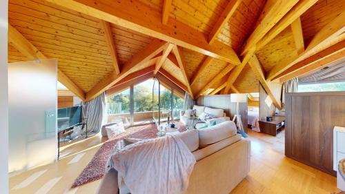 a large living room with a large wooden ceiling at Apartaments Boutique la Torreta del Llac in Puigcerdà