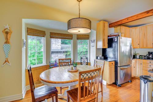 Bayfront Home with Private Beach in Vaughn!にあるキッチンまたは簡易キッチン