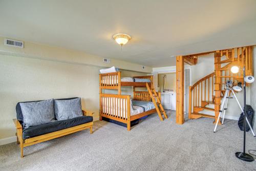 Rúm í herbergi á Bayfront Home with Private Beach in Vaughn!