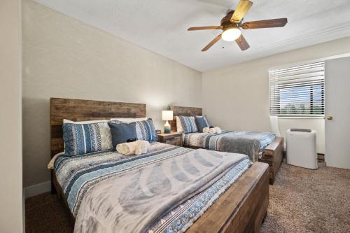 ein Schlafzimmer mit zwei Betten und einem Deckenventilator in der Unterkunft Black Diamond Lodge with Resort Amenities in Eden