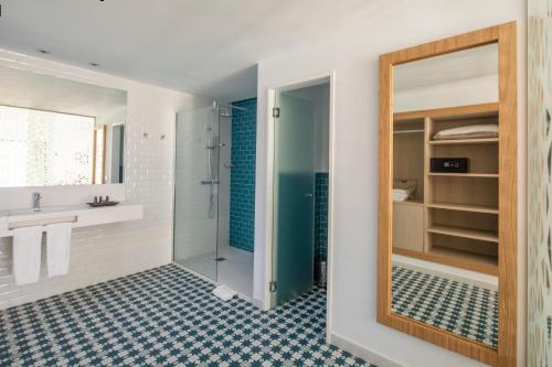a bathroom with a shower and a mirror at Oasis Lanz Beach Mate in Costa Teguise