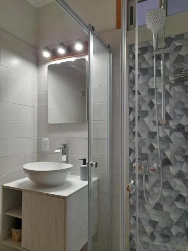 un bagno con lavandino e doccia di Aroma de Mar casas Cardamomo y Camelia a Sauce de Portezuelo
