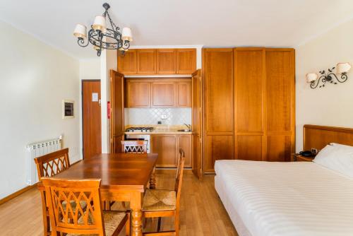 Posteľ alebo postele v izbe v ubytovaní Altea Suites