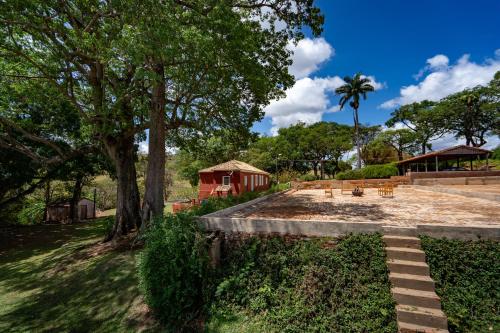 Taman di luar Fazenda centenária com piscina e cachoeira